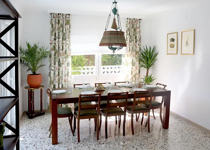 Newly Furnished Cozy House Next To The Beach